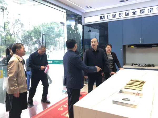 柳州市人大代表团一行莅临壮象开展产业调研