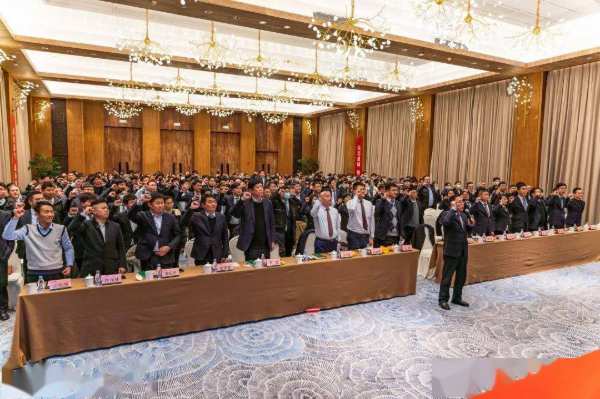 聚势登峰 共赢2022丨兔宝宝家居公司召开全体员工动员大会