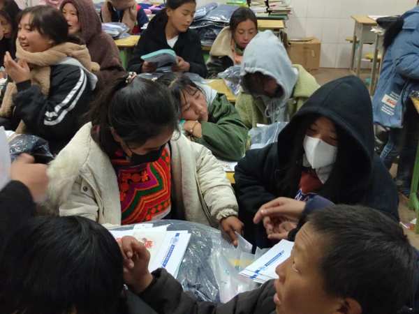 鸿心公益丨鹏鸿情系大凉山，暖衣捐赠爱同行
