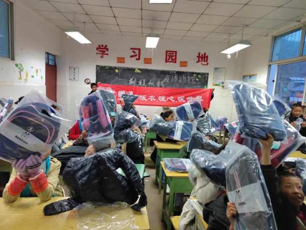 鸿心公益丨鹏鸿情系大凉山，暖衣捐赠爱同行
