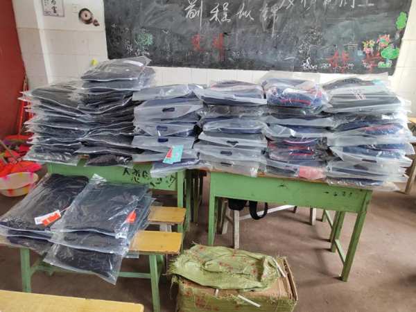 鸿心公益丨鹏鸿情系大凉山，暖衣捐赠爱同行