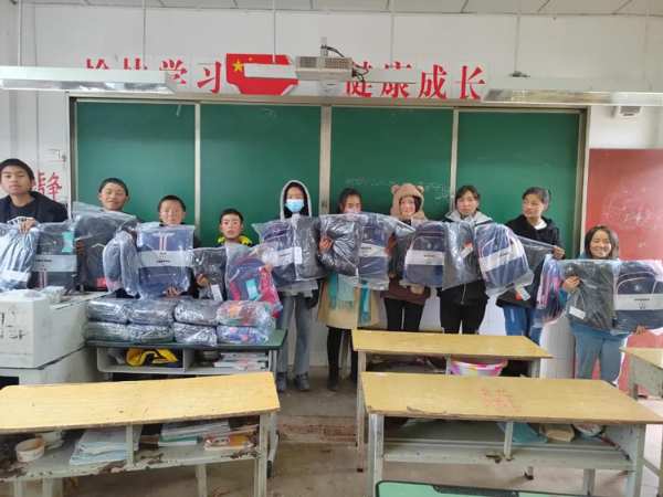 鸿心公益丨鹏鸿情系大凉山，暖衣捐赠爱同行