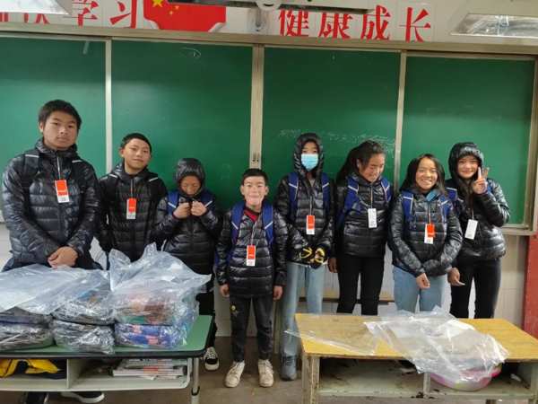 鸿心公益丨鹏鸿情系大凉山，暖衣捐赠爱同行