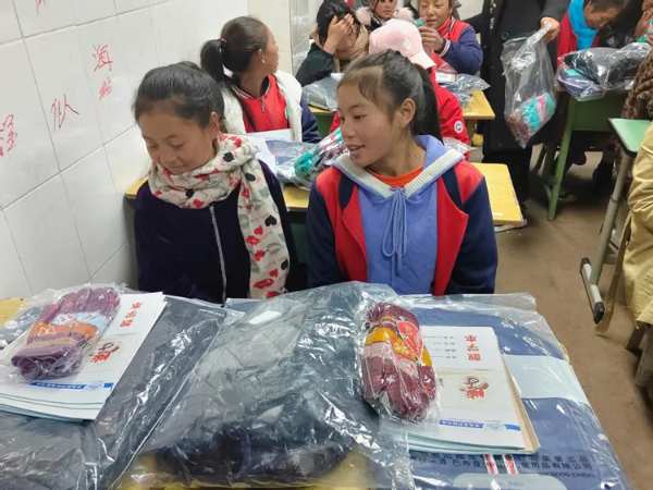 鸿心公益丨鹏鸿情系大凉山，暖衣捐赠爱同行