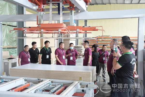 “凝心聚力 再创辉煌”2021年度隆饰品牌大商论坛交流会圆满落幕