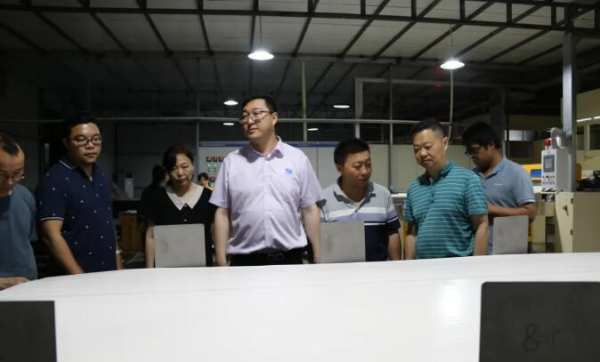 新威林板业、天湘板业公司董事前往中林装饰纸参观考察
