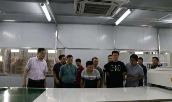 新威林板业、天湘板业公司董事前往中林装饰纸参观考察