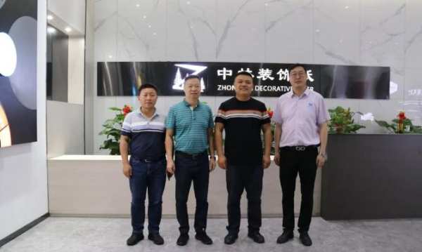 新威林板业、天湘板业公司董事前往中林装饰纸参观考察