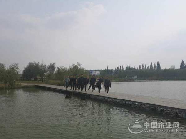 突破自我 不断超越——群豪木业团建活动在台儿庄举行