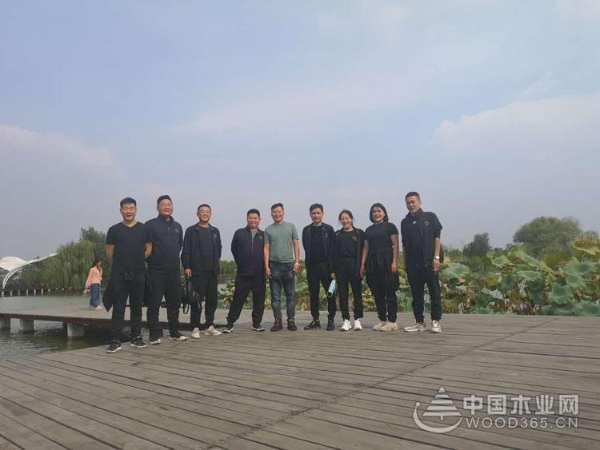 突破自我 不断超越——群豪木业团建活动在台儿庄举行