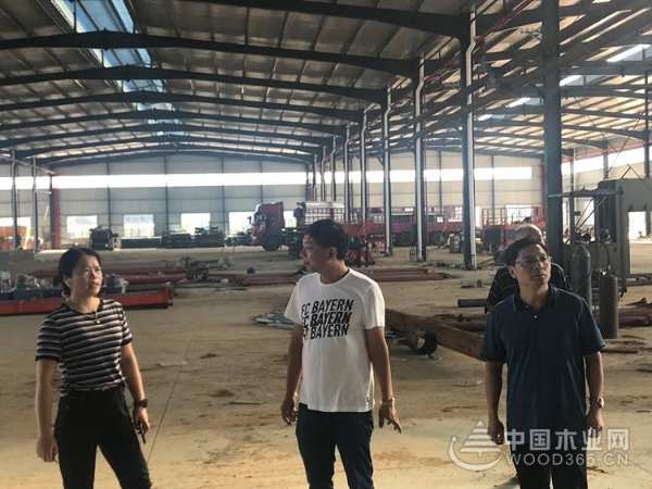 鹿寨县委领导一行莅临桥牌木业调研鹿寨生产基地进程等工作