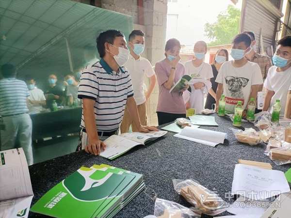 授之以渔，共同成长——鹏森缘板材总经理到访家具厂实地讲解产品优势
