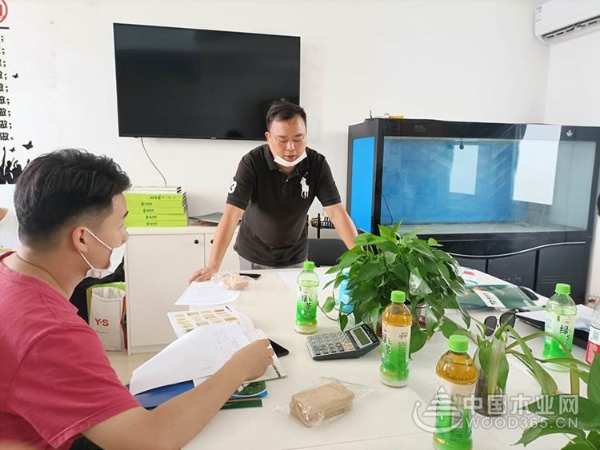 授之以渔，共同成长——鹏森缘板材总经理到访家具厂实地讲解产品优势