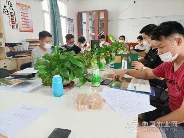 授之以渔，共同成长——鹏森缘板材总经理到访家具厂实地讲解产品优势