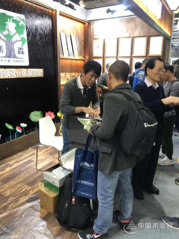 华克木业亮相广州设计周 以实力演绎绿色家装
