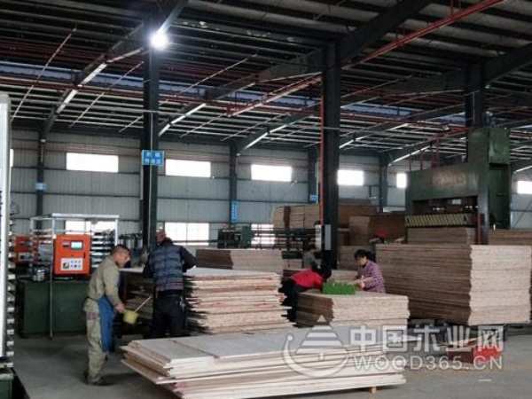 红崀山木业召开生产安全品质会议 一丝不苟贯彻匠心精神