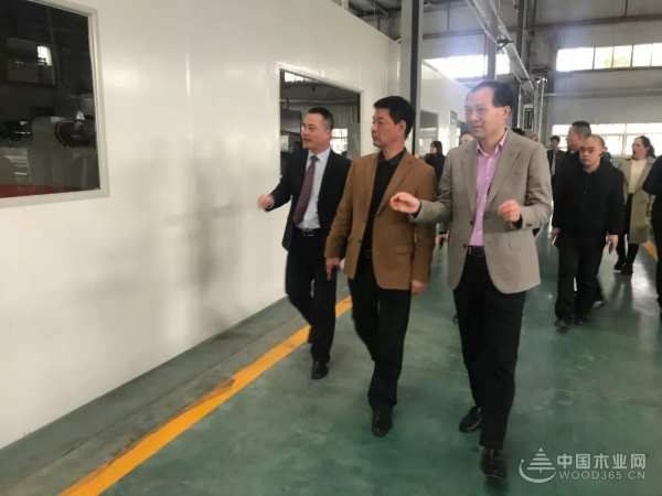 福庆集团总经理陈长华一行到访德华兔宝宝参观交流，并受到热情接待