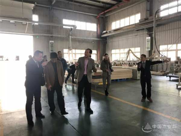 福庆集团总经理陈长华一行到访德华兔宝宝参观交流，并受到热情接待