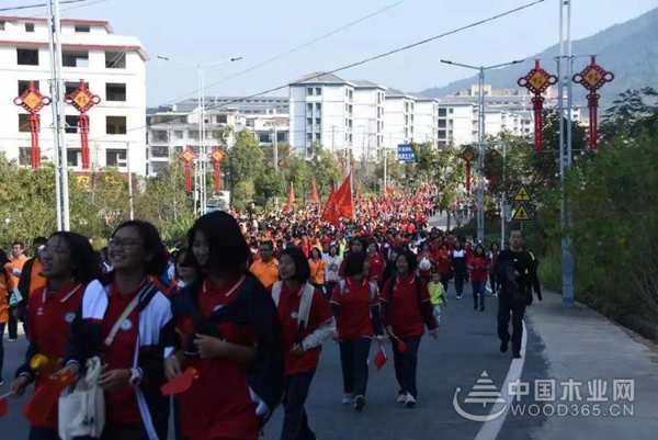 全城沸腾！世界冠军助阵的第三届中国•崇义华森王杯阳明山万人徒步大会今天刷爆了朋友圈...