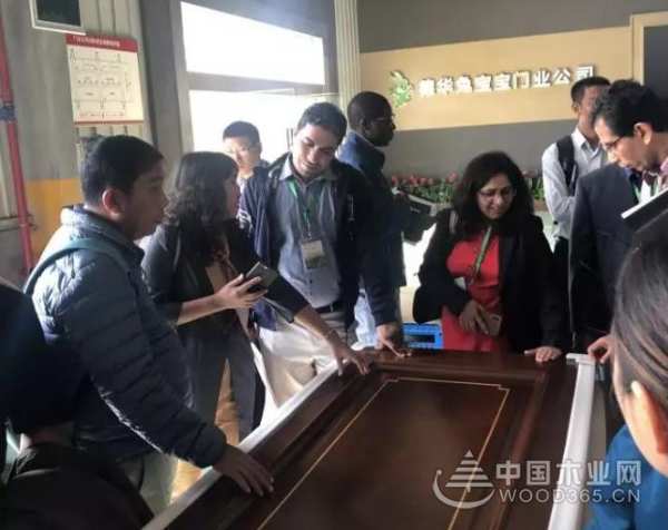 “一带一路”国家林业产能合作官员前来兔宝宝木门参观考察