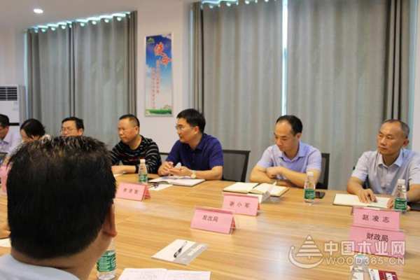 邵阳市人民银行行长李贤智、新宁县委常委、常务副县长谢小军 一行莅临红崀山木业调研