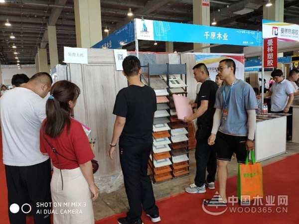 以品质促未来 千原木业携拳头产品震撼亮相临沂门博会！