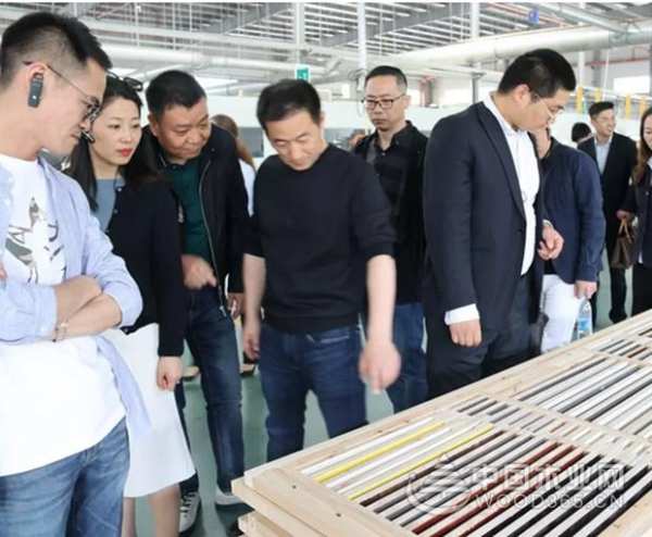 苏装协领导莅临参观兔宝宝推进“战略合作”