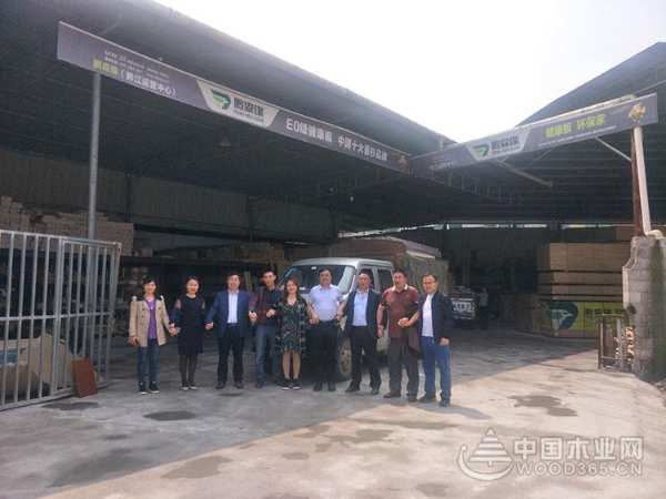 鹏森缘高层走访重庆黔江鹏森缘全屋定制销售中心 共绘发展宏图！