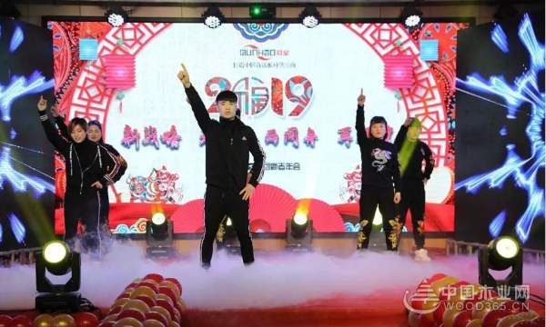 群豪年会特辑丨“新战略大发展，雨同舟在辉煌”