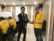 香港汉邦板材董事长为生态板负责人符班长颁发6S管理奖