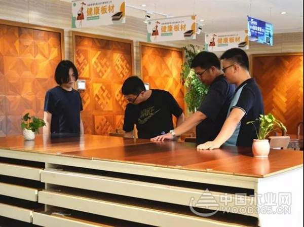 J&R香港资本国际投资有限公司一行人莅临益家居参观交流