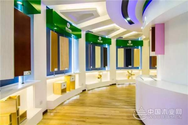“走进福汉形象店”系列之汉翔店，真诚服务赢得消费者点赞！